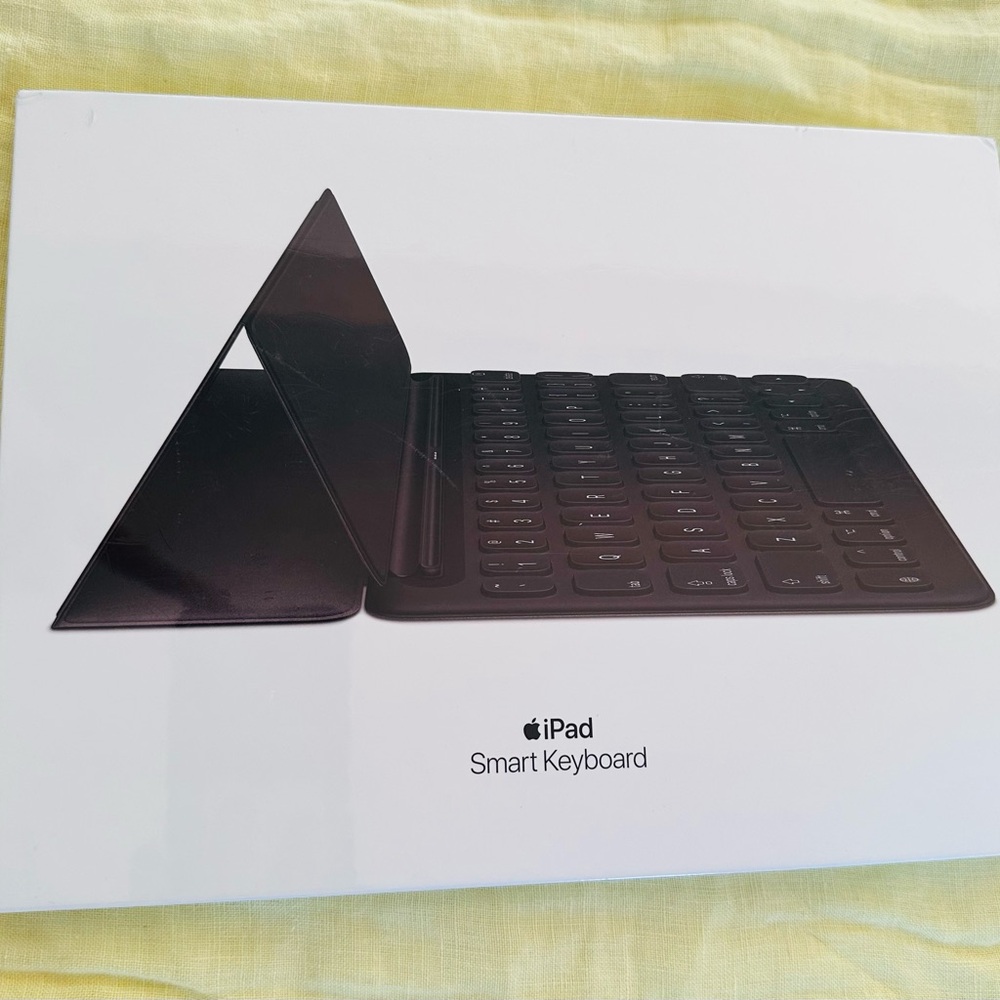 Apple Smart Keyboard Folio in Black
